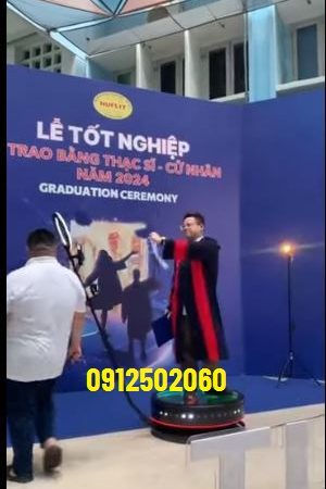 bục xoay 360 độ checkin