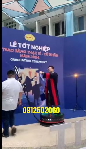 bục xoay 360 độ checkin