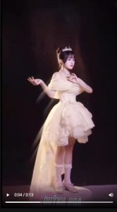 bàn xoay chụp hình người mẫu