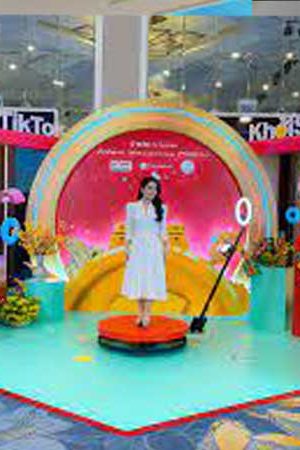 tim-y-tuong-thiet-ke-booth-voi-buc-quay-video-photoboth-360-do