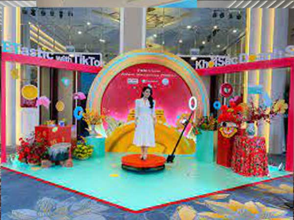 tim-y-tuong-thiet-ke-booth-voi-buc-quay-video-photoboth-360-do