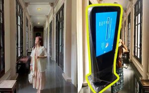 khung Standee điện tử phù hợp cho tòa nhà cổ thư viện khu di tích